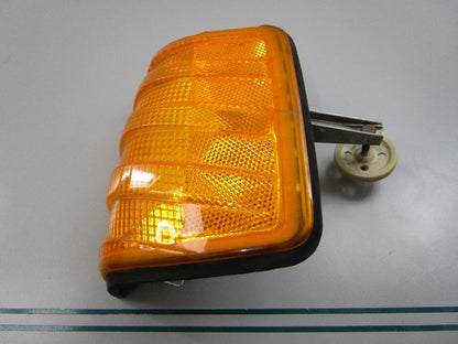 NEW OEM 2018260343 Mercedes-Benz Right Turn Signal Lens 0810