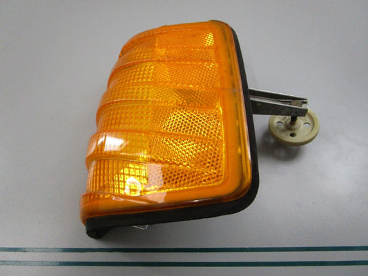 NEW OEM 2018260343 Mercedes-Benz Right Turn Signal Lens 0810
