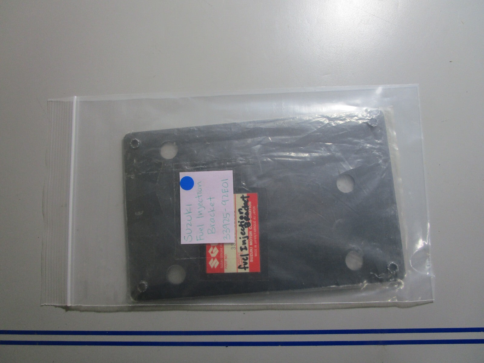 *NEW OEM* 0810 Suzuki Fuel Injection Bracket 33925-92E01