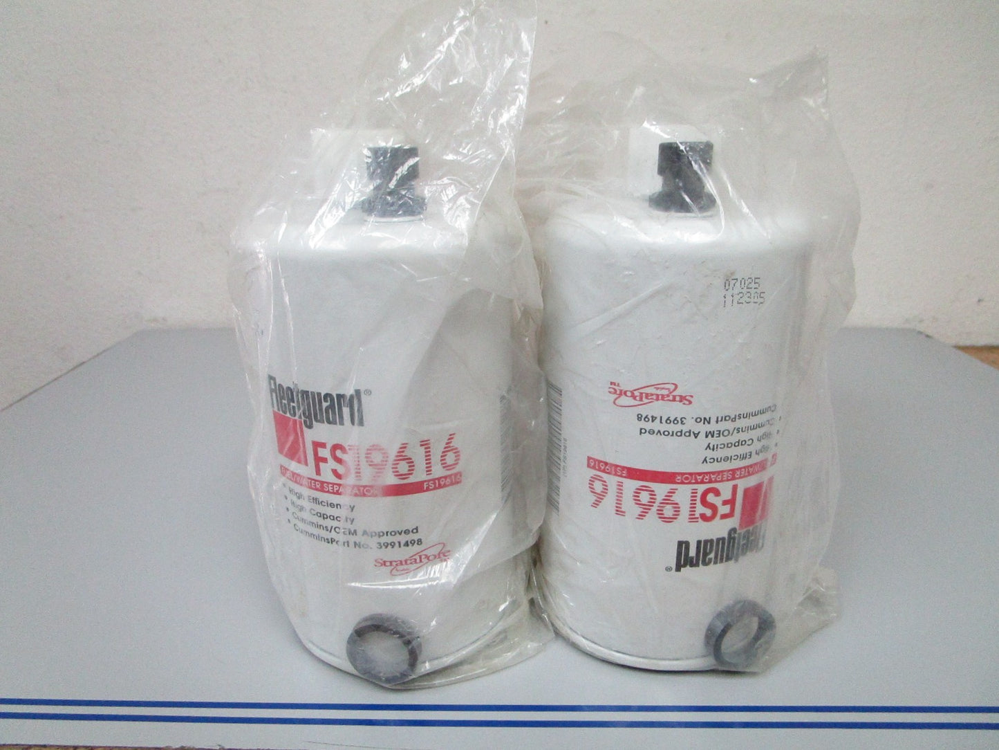 NEW OEM FS19616 Fleetguard Fuel Filter Water Separator (LOT OF 2) 0720
