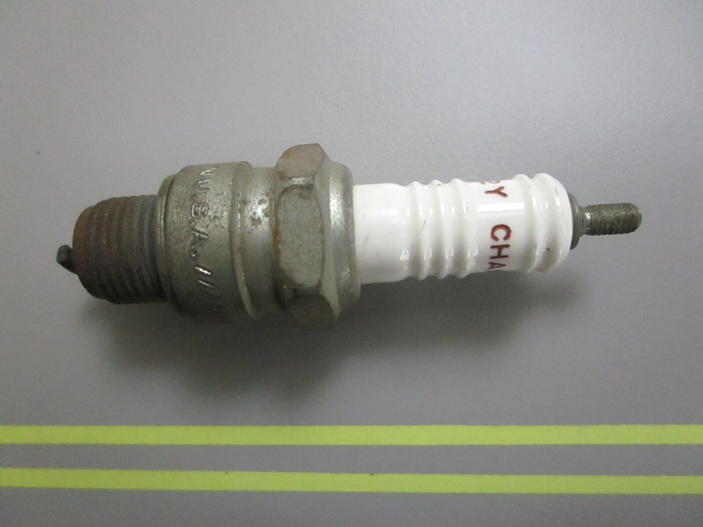 *NEW* 0810 Champion Spark Plug L-82Y