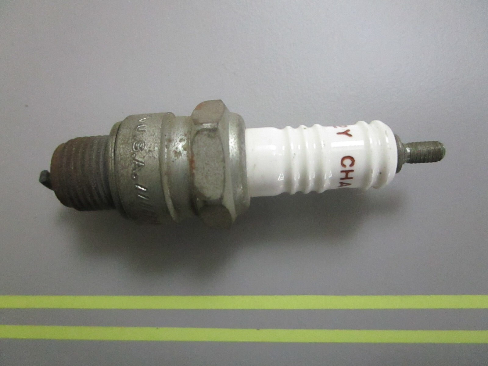 *NEW* 0810 Champion Spark Plug L-82Y