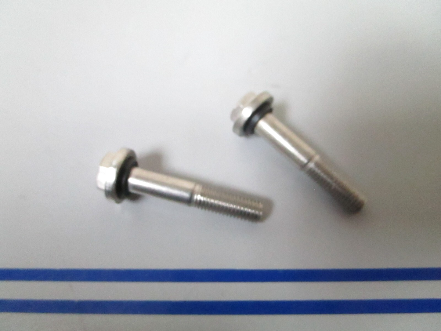 *NEW OEM* (LOT OF 2) 0810 OMC Johnson Evinrude Lower Bearing Screw 0332590