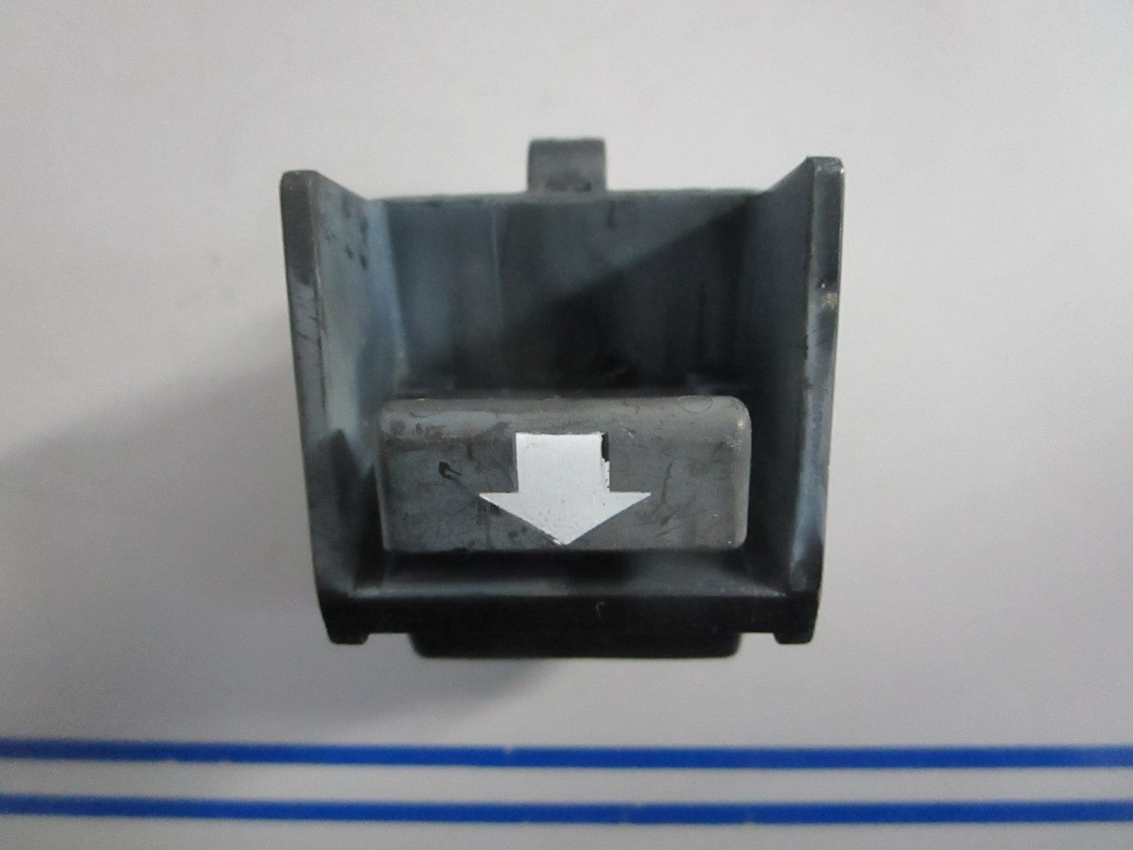 NEW OEM 435818 0435818 OMC Johnson Evinrude Latch 0820