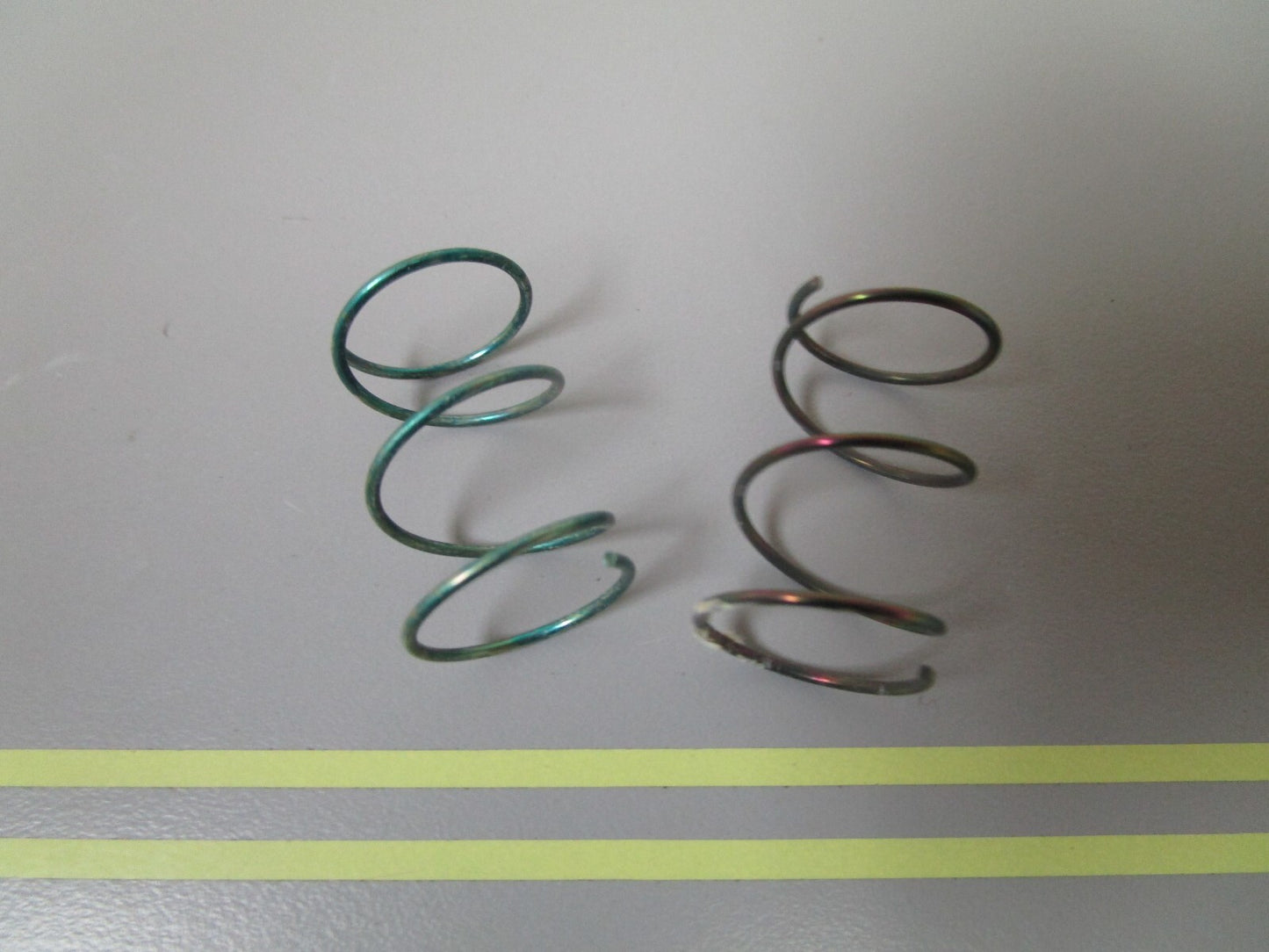 *NEW OEM* (LOT OF 2) 0810 OMC Johnson Evinrude Spring 317451 0317451