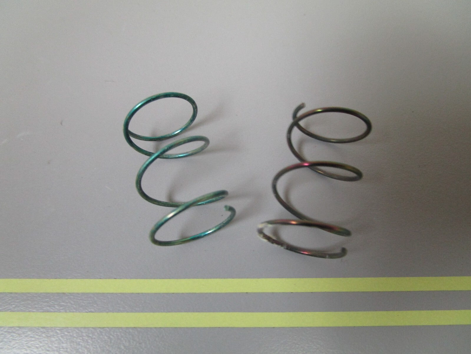 *NEW OEM* (LOT OF 2) 0810 OMC Johnson Evinrude Spring 317451 0317451