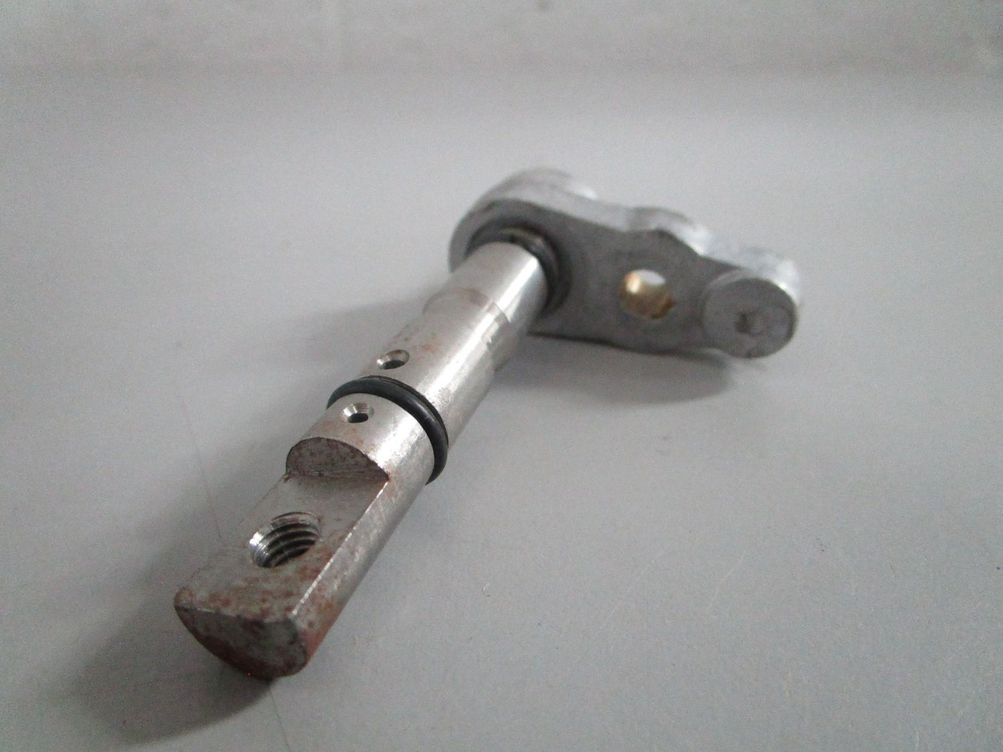 NEW OEM 379240 0379240 OMC Johnson Evinrude Shaft & Arm Assy 0820