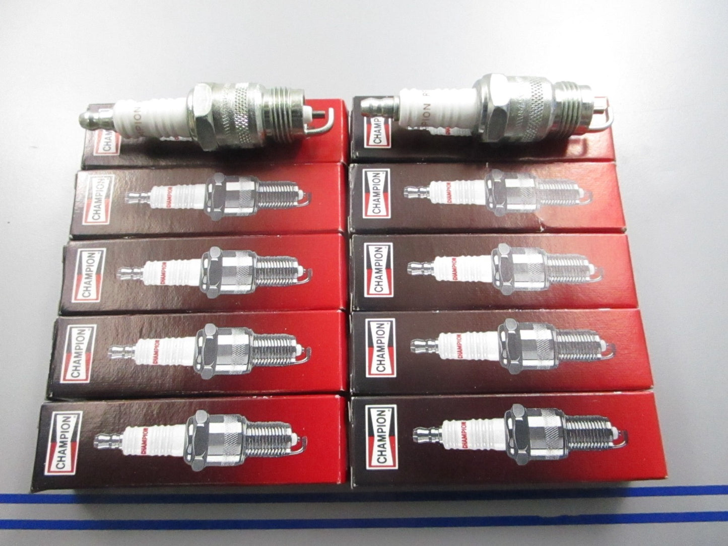*NEW* (LOT OF 10) 0810 Champion Spark Plug RF14LC