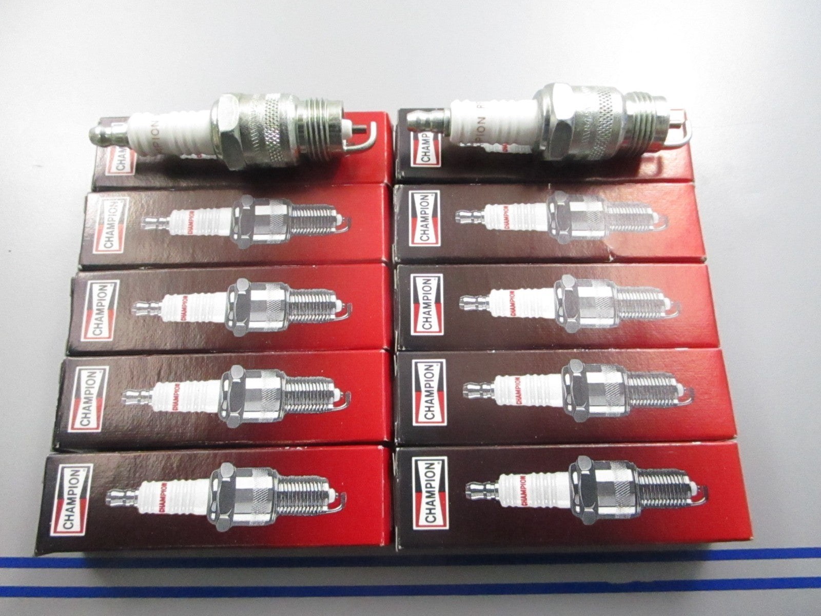 *NEW* (LOT OF 10) 0810 Champion Spark Plug RF14LC