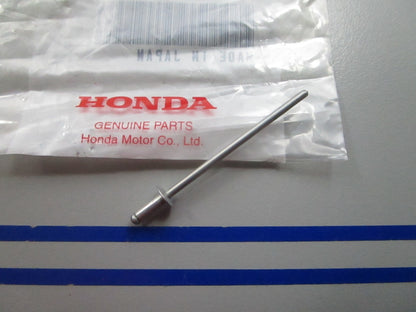 NEW OEM 90841-KM1-670 Honda Plate Rivet 0810