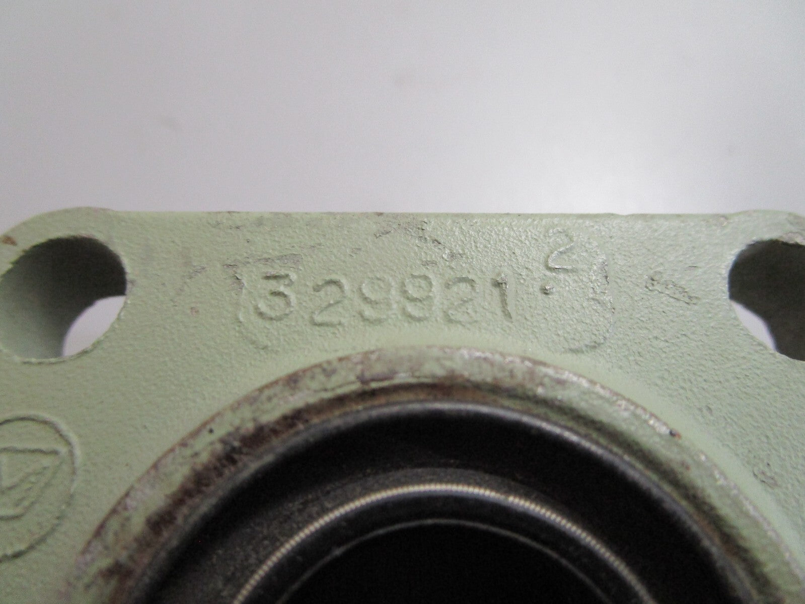 *NEW OEM* 0810 OMC Johnson Evinrude Bearing Housing & Seal 329921 394611