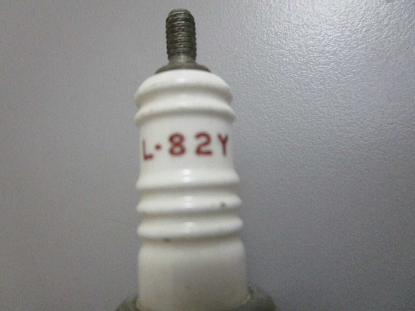*NEW* 0810 Champion Spark Plug L-82Y