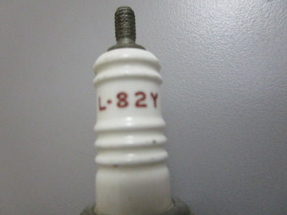 *NEW* 0810 Champion Spark Plug L-82Y