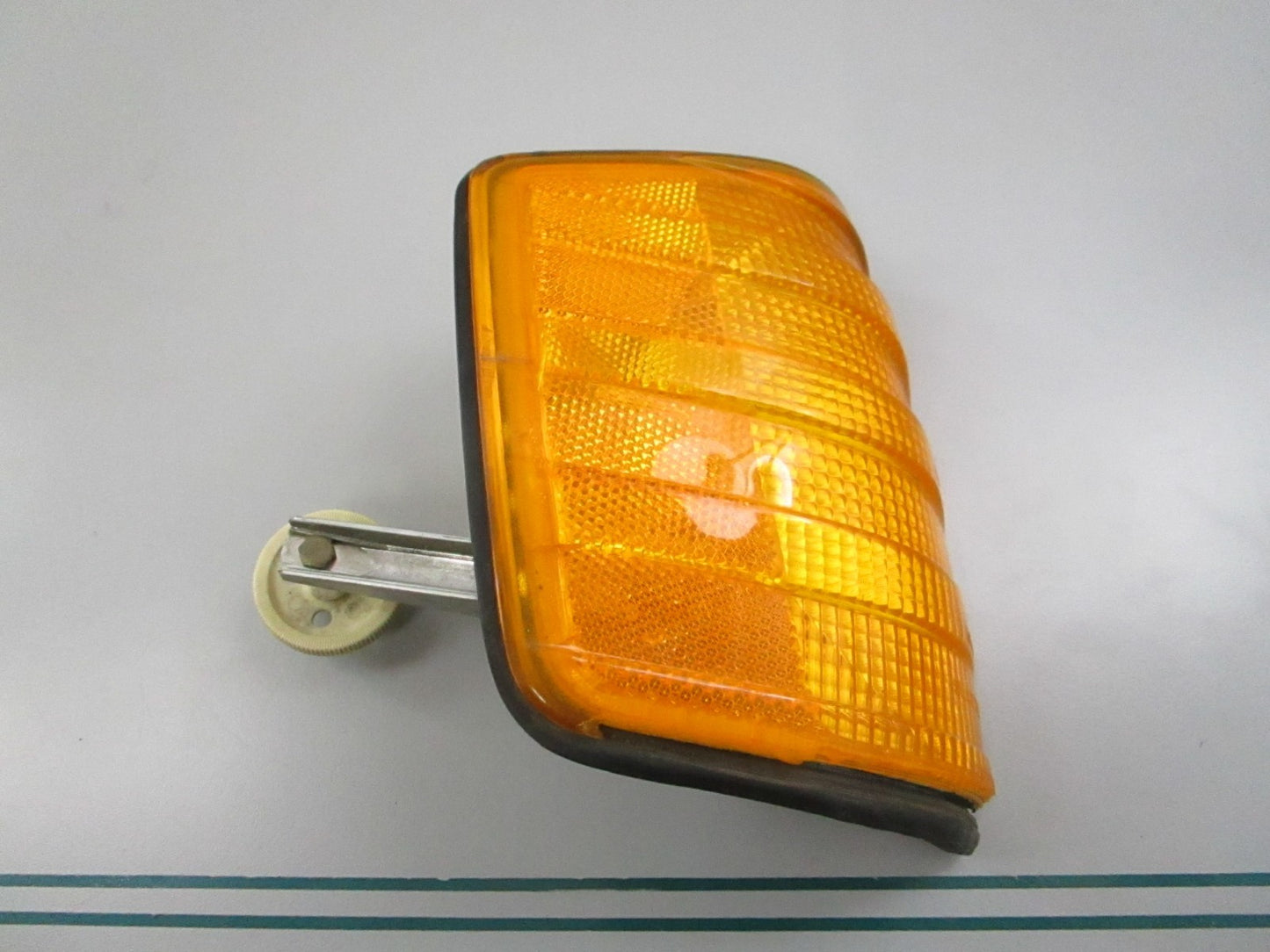 NEW OEM 2018260343 Mercedes-Benz Right Turn Signal Lens 0810