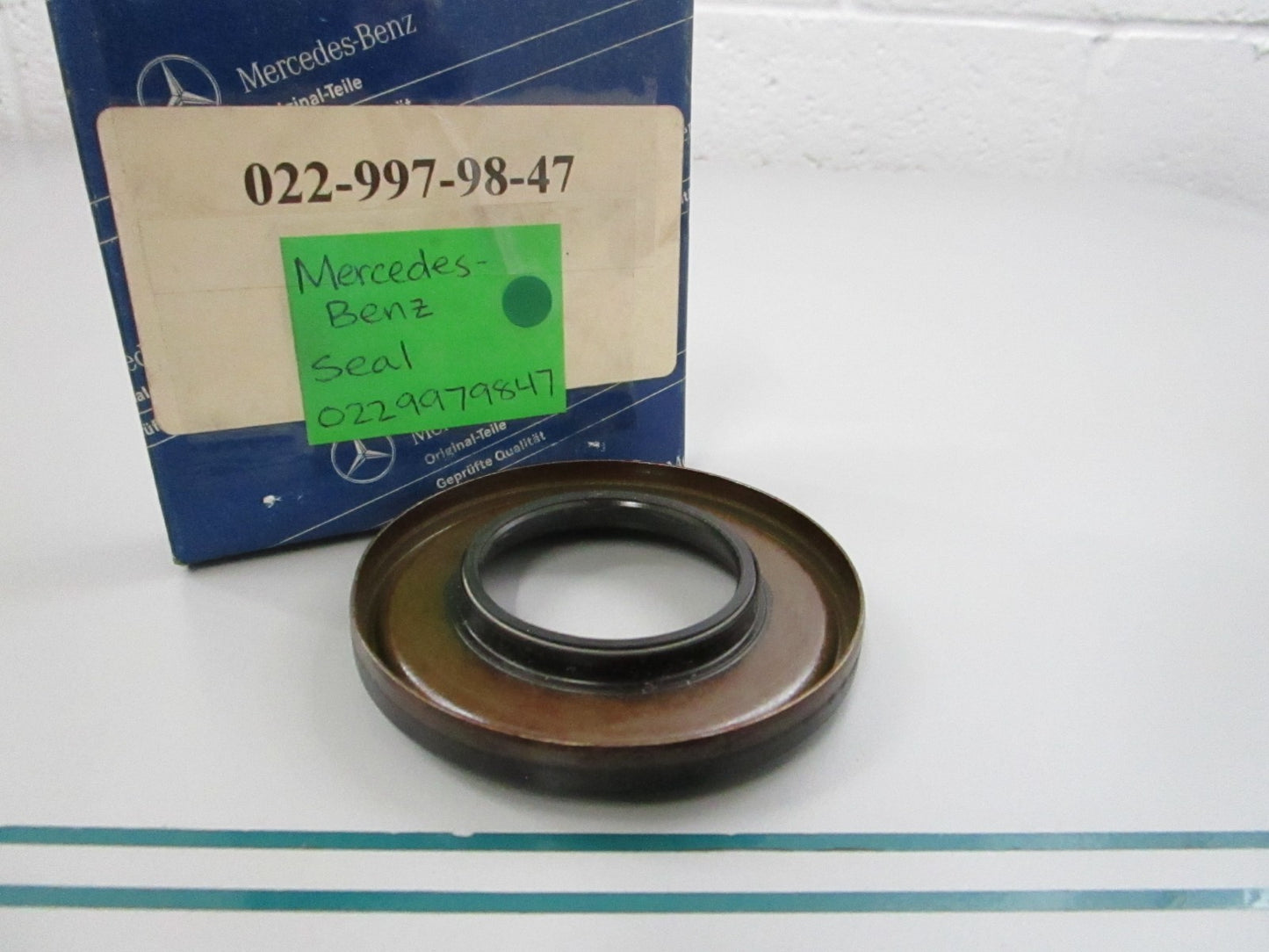 NEW OEM 0229979847 Mercedes-Benz Seal 0810
