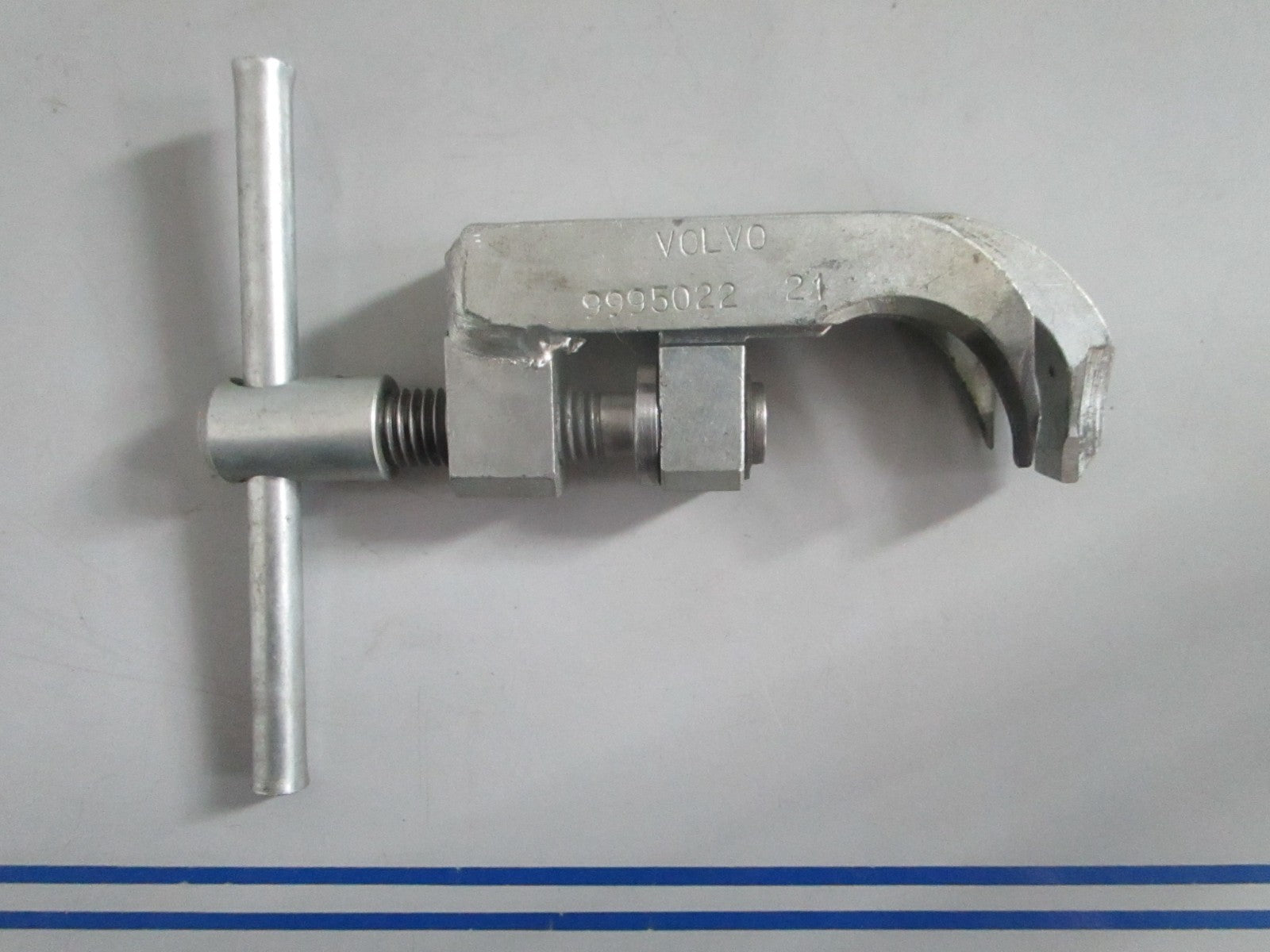 NEW OEM 9995022 Volvo Penta Press Tool 0820