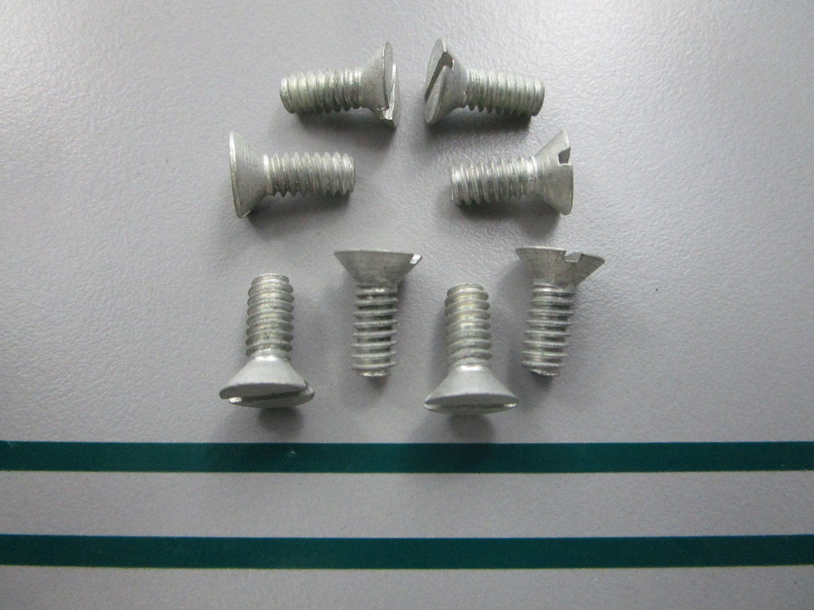NEW OEM (LOT OF 8) 302104 0302104 OMC Johnson Evinrude Screw 0810