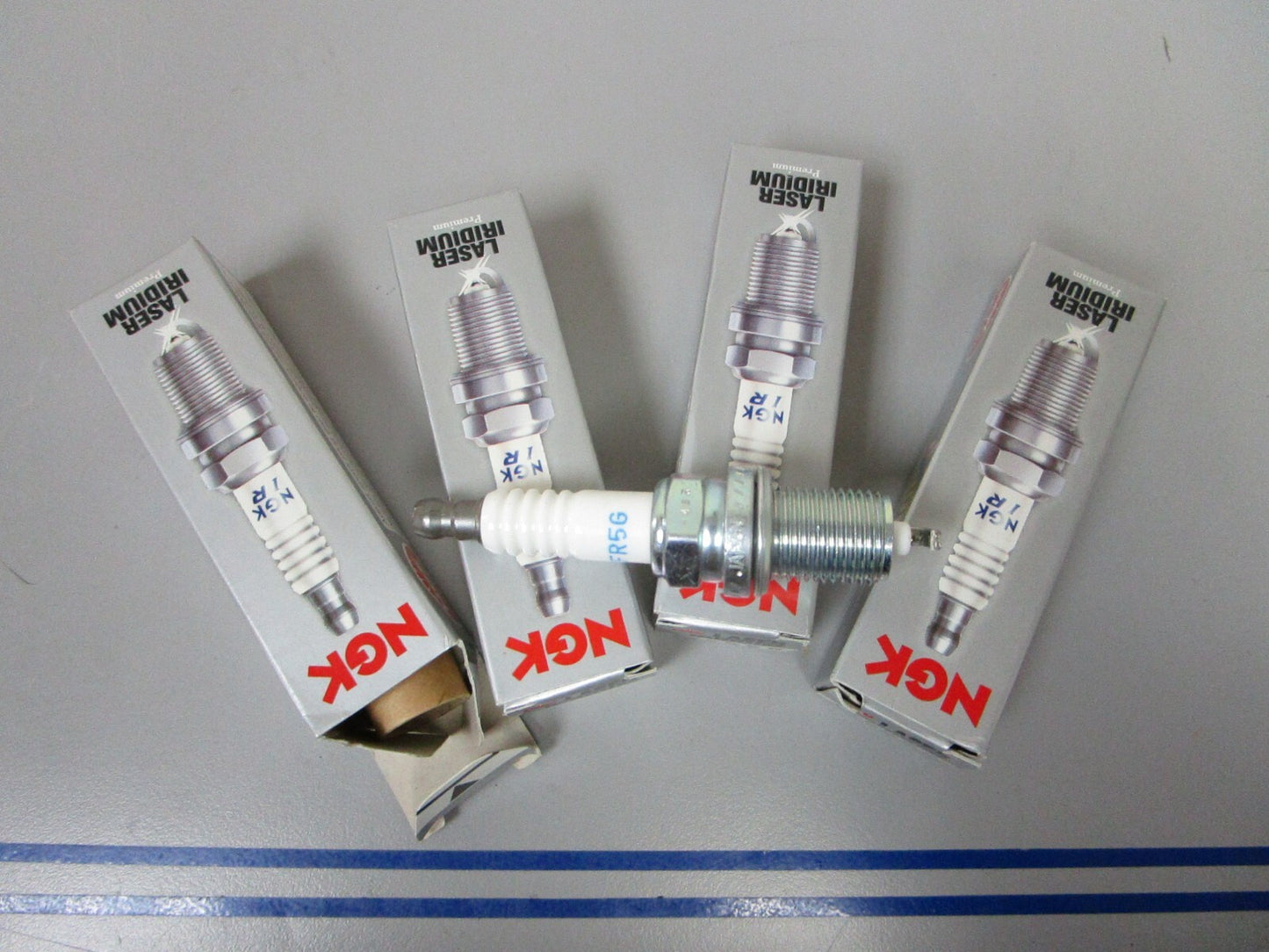 *NEW* (LOT OF 4) 0810 NGK Spark Plug IZFR5G