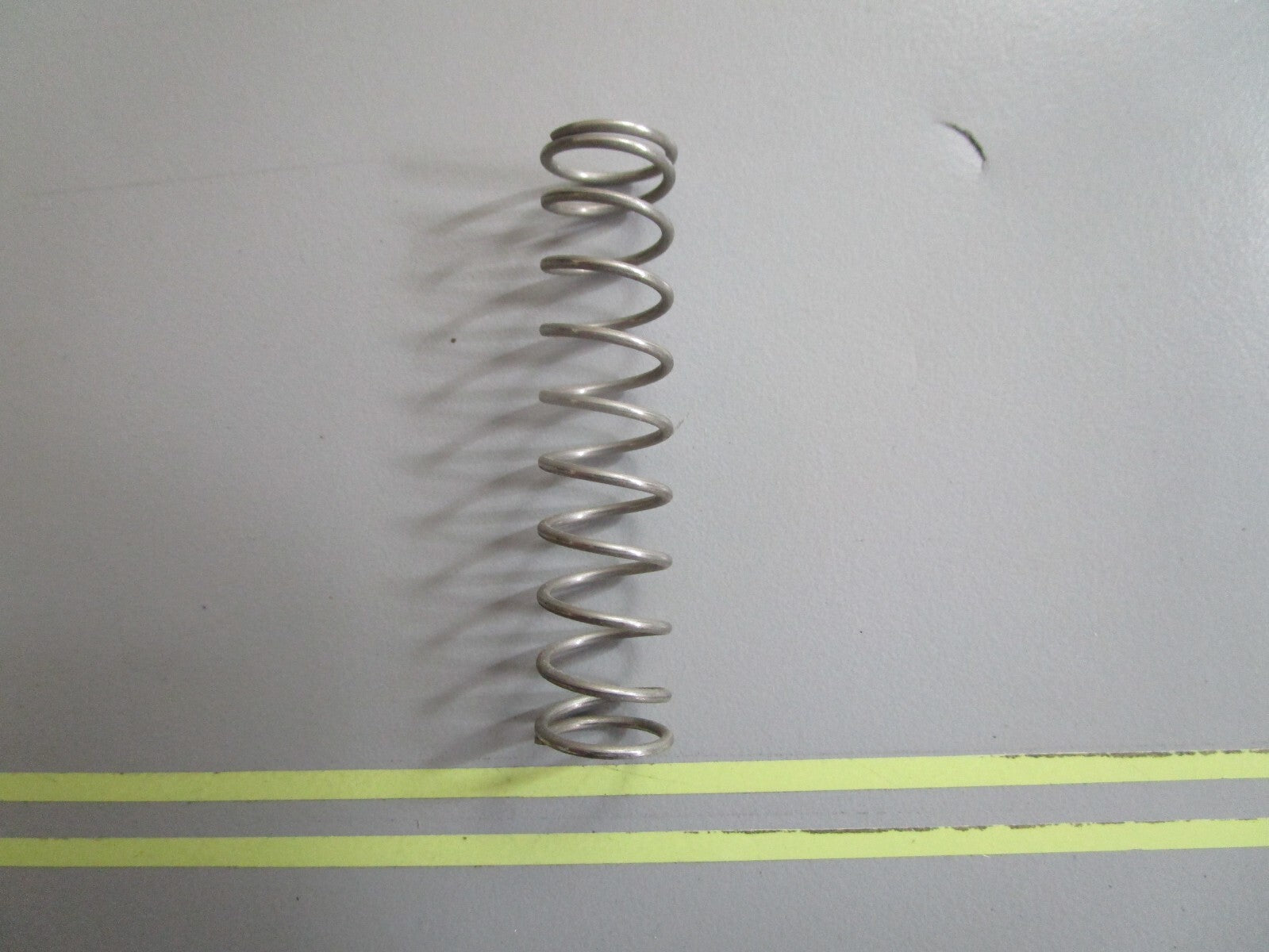 *NEW OEM* 0810 OMC Johnson Evinrude Spring 302587 0302587