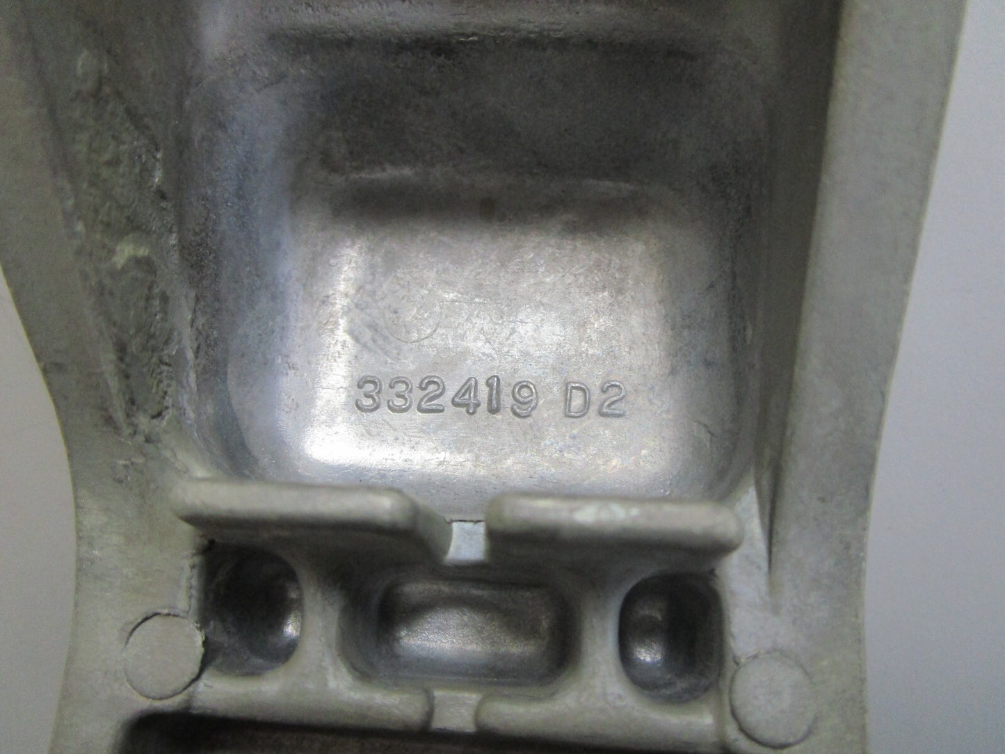 *NEW OEM* 0820 OMC Johnson Evinrude Lower Mount Bracket 332419 0332419