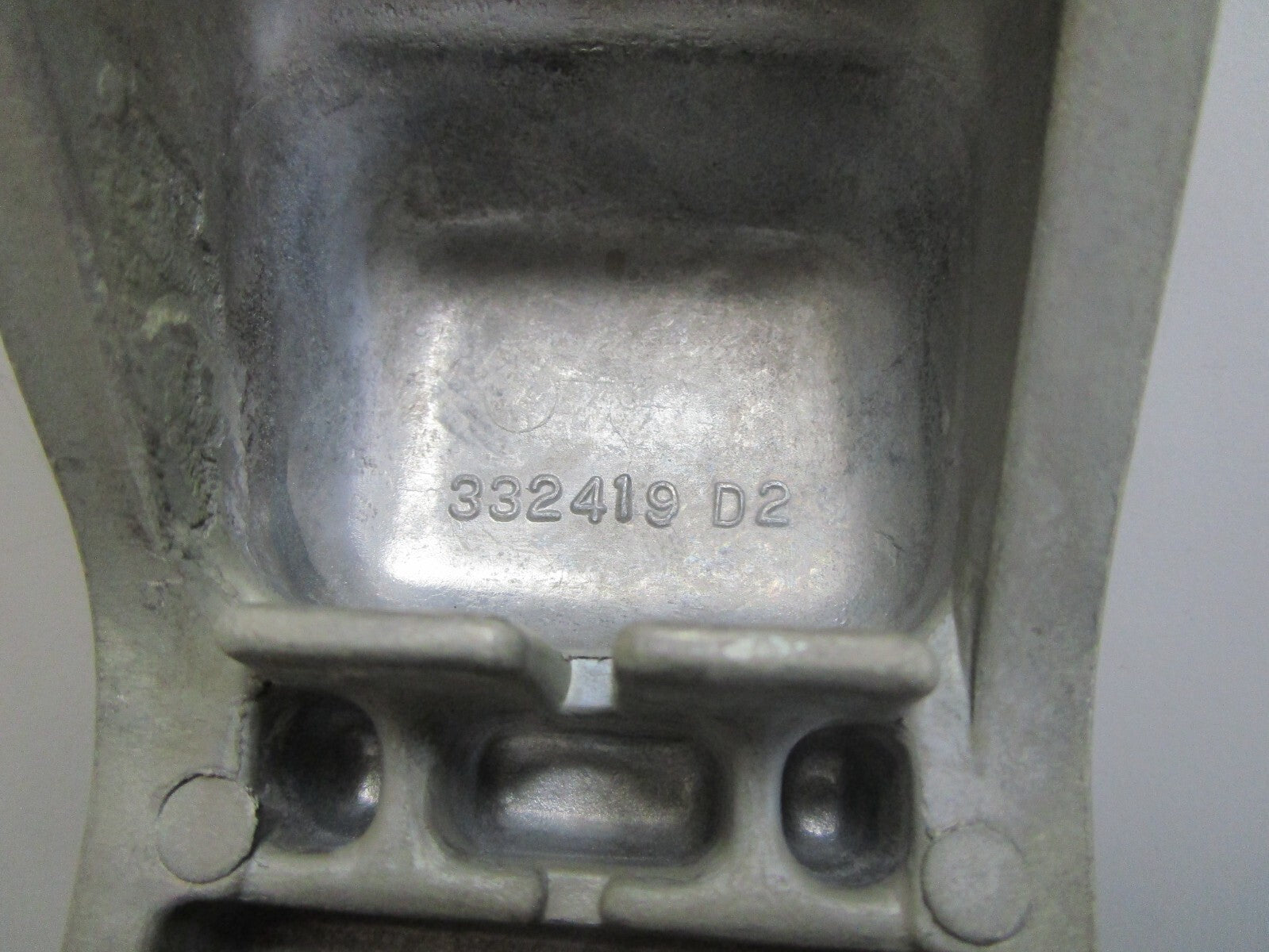 *NEW OEM* 0820 OMC Johnson Evinrude Lower Mount Bracket 332419 0332419