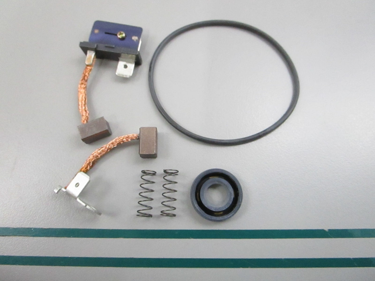 NEW OEM 585229 0585229 OMC Johnson Evinrude Brush & Seal Kit Assembly 0810