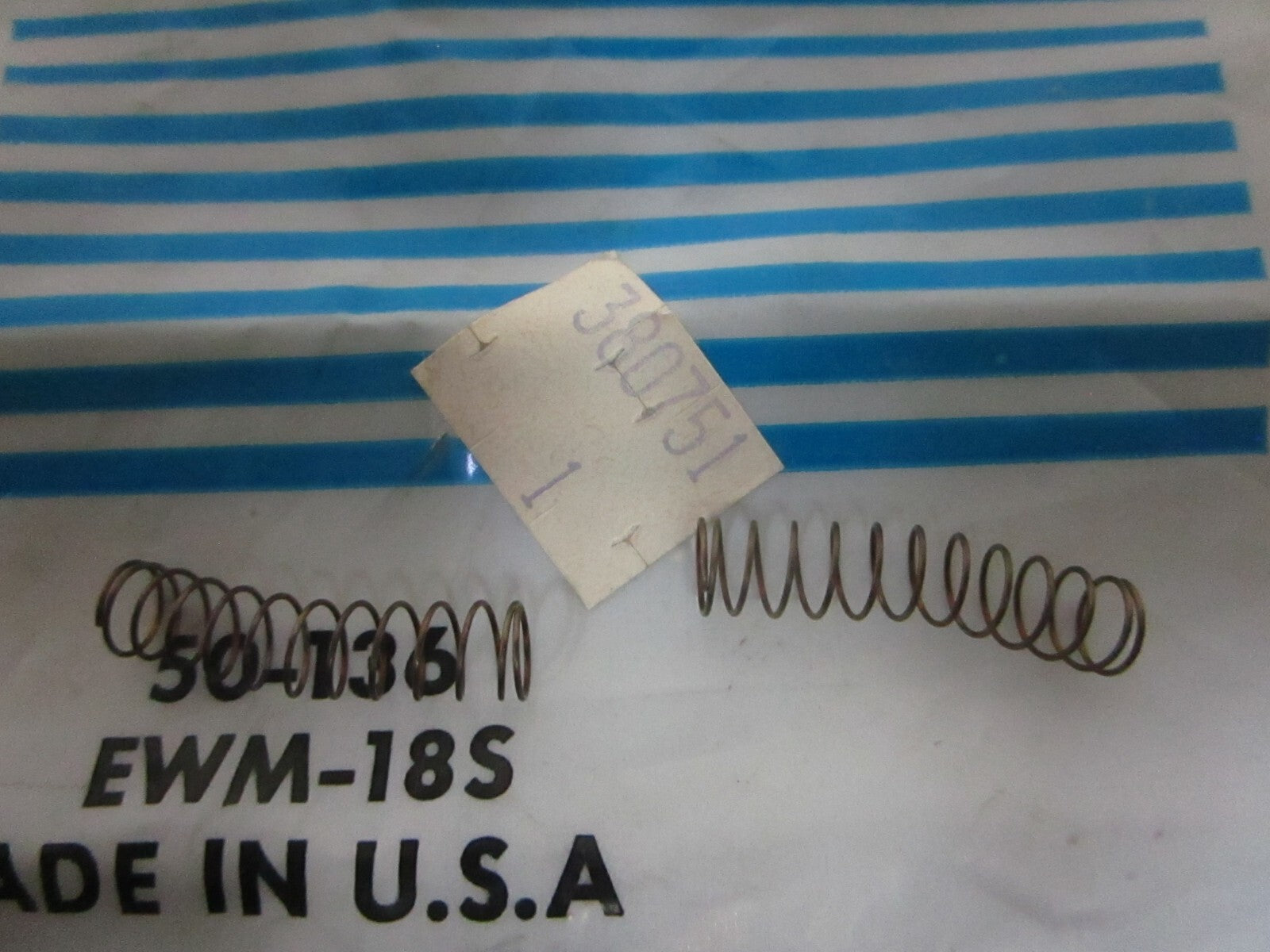 *NEW OEM* (LOT OF 2) 0810 OMC Johnson Evinrude Spring 380751 0380751