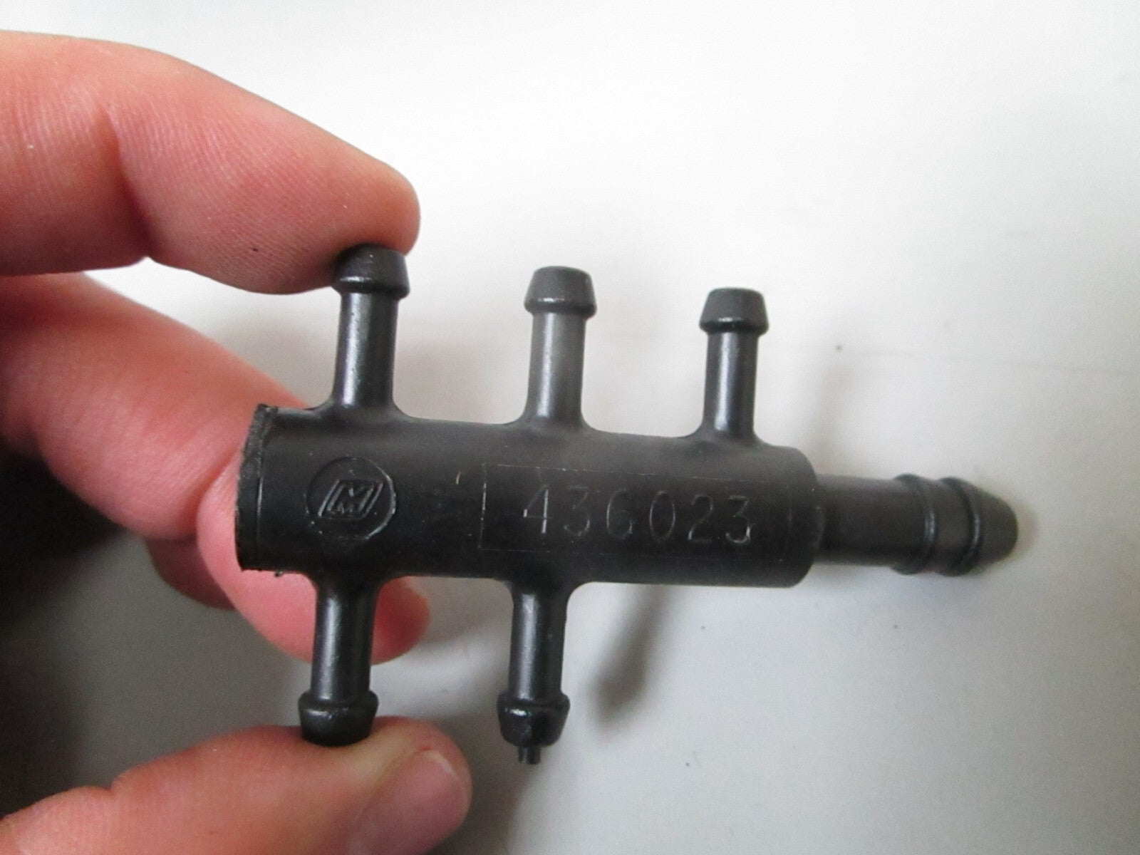 *NEW OEM* 0810 OMC Johnson Evinrude Upper Fuel Manifold 436023 0436023