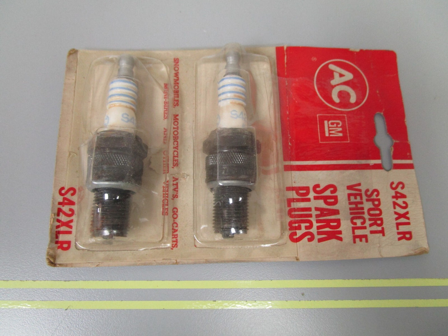 *NEW* (LOF OF 2) 0810 AC Spark Plugs S42xLR