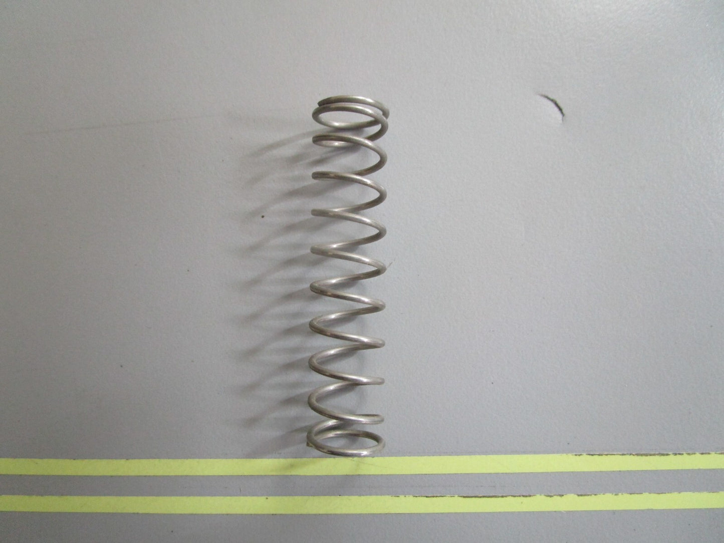 *NEW OEM* 0810 OMC Johnson Evinrude Spring 302587 0302587