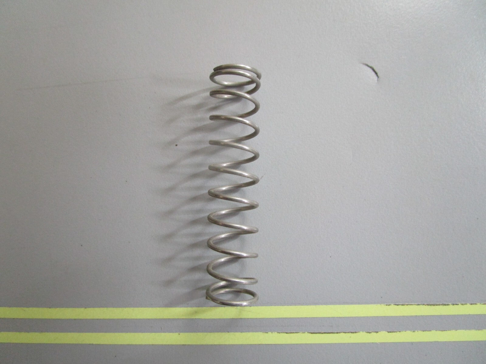 *NEW OEM* 0810 OMC Johnson Evinrude Spring 302587 0302587