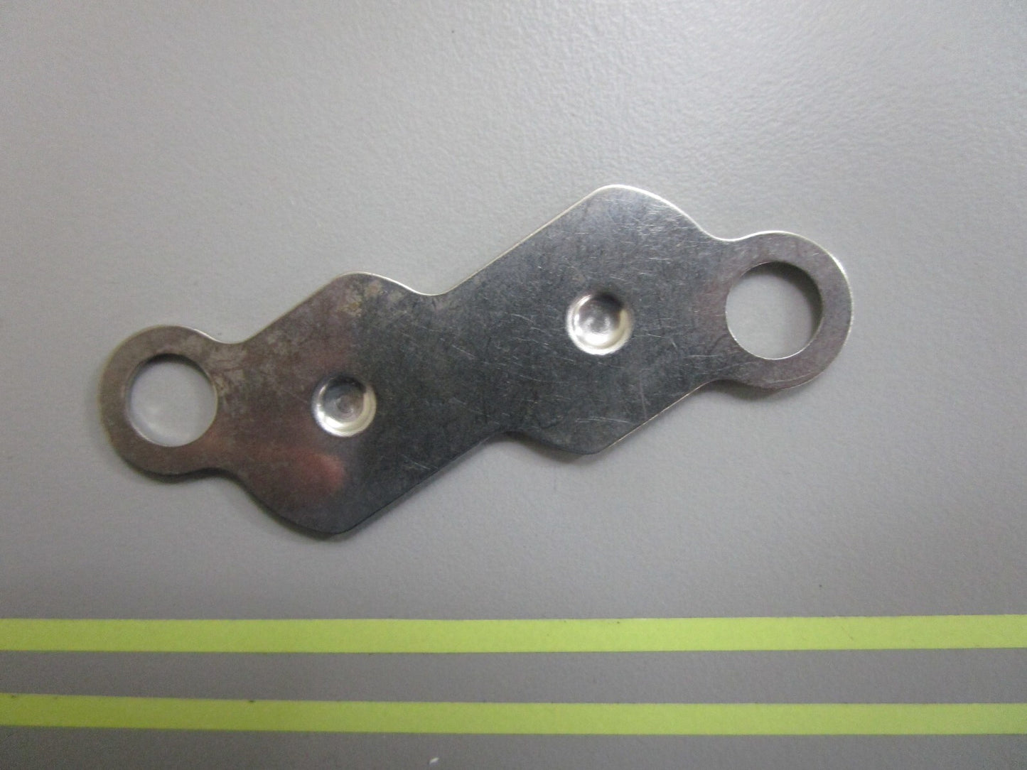 *NEW OEM* 0810 OMC Johnson Evinrude Clamp 323400 0323400