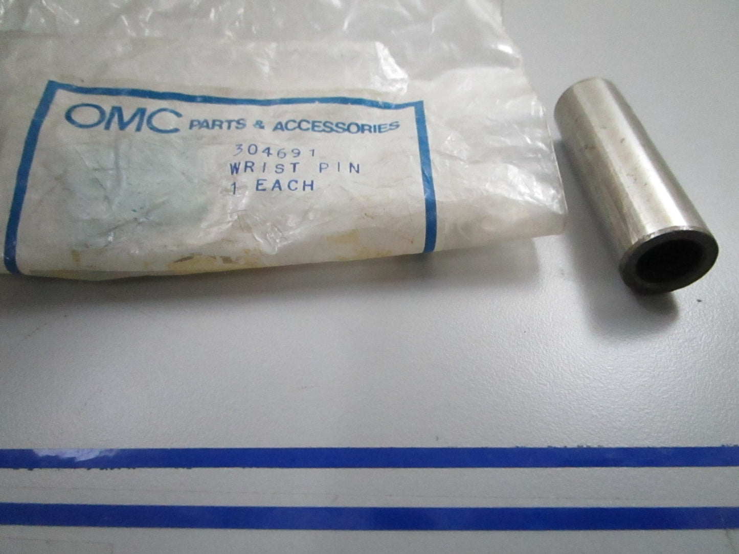 *NEW OEM* 0810 OMC Johnson Evinrude Wrist Pin 304691 0304691