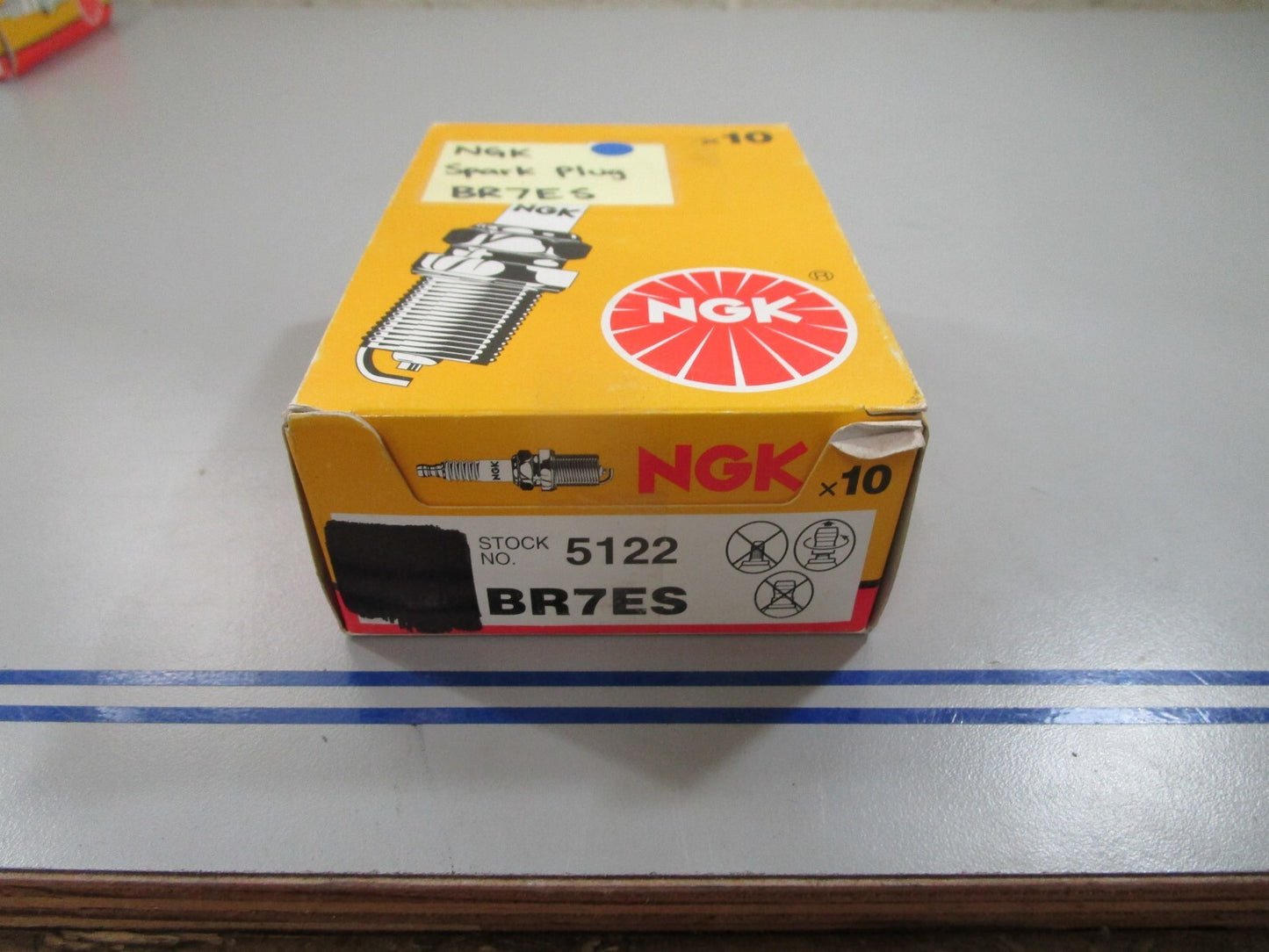 *NEW* (LOT OF 10) 0820 NGK Spark Plug BR7ES