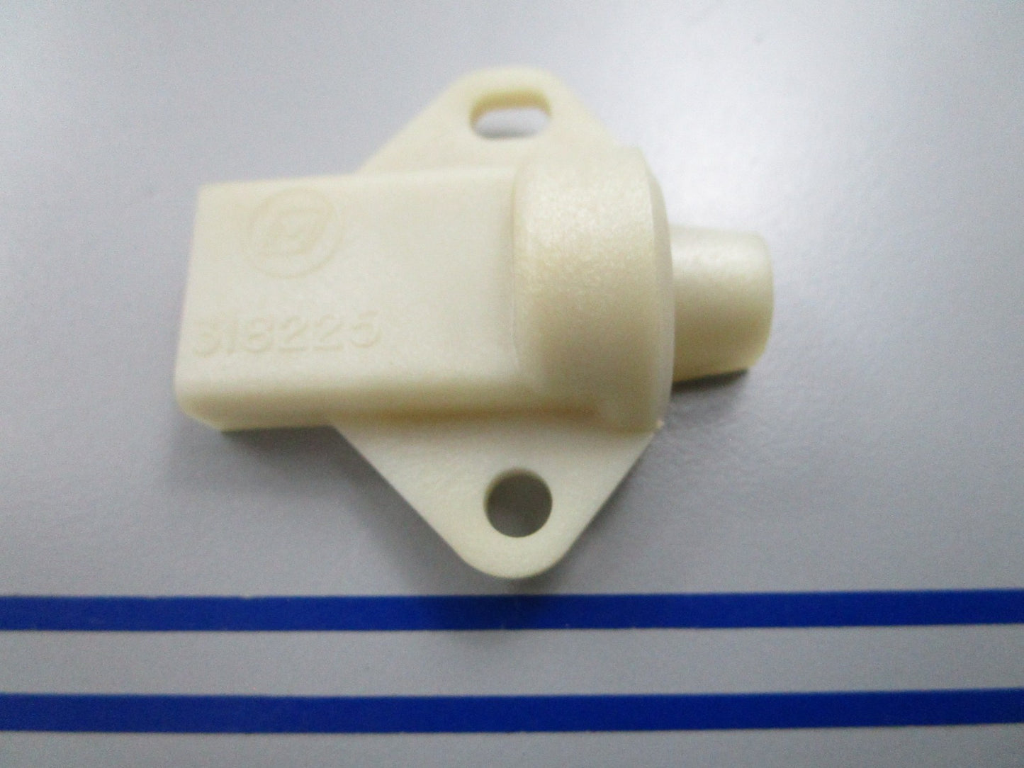 NEW OEM 318225 0318225 OMC Johnson Evinrude Upper Half Mounting Bracket 0810