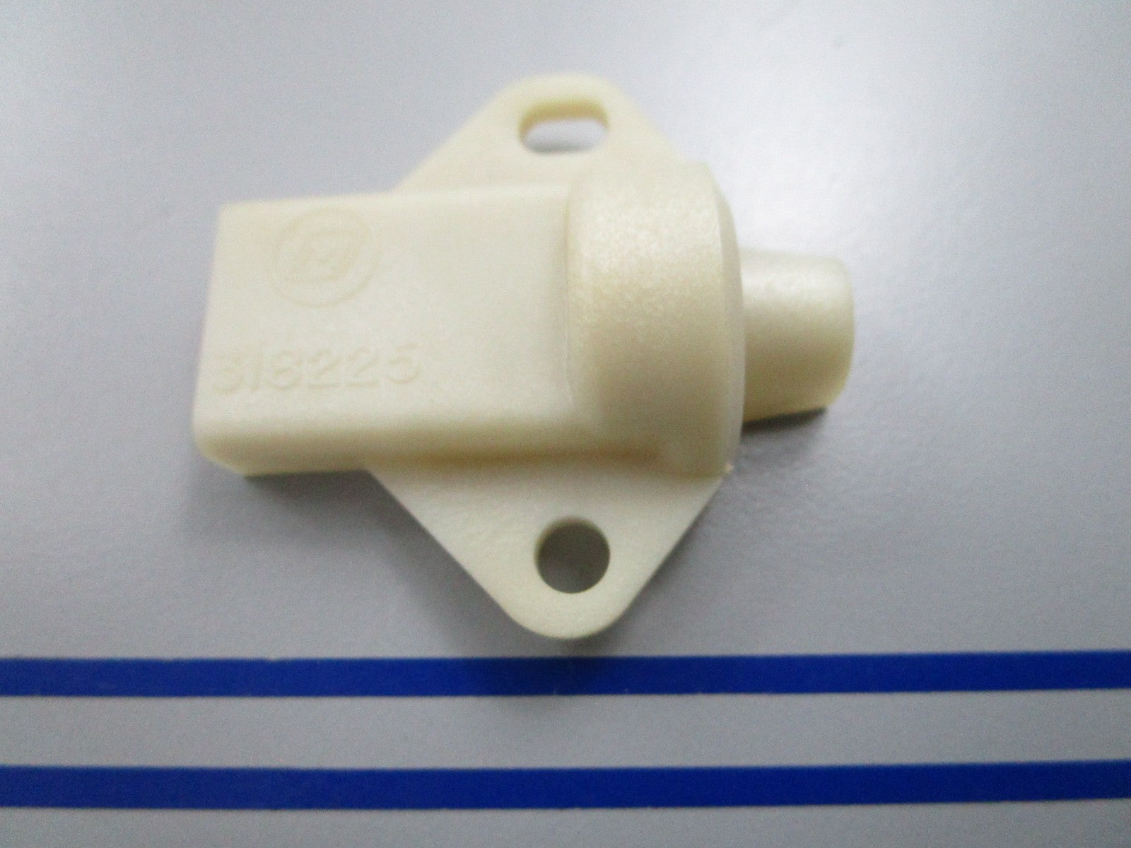NEW OEM 318225 0318225 OMC Johnson Evinrude Upper Half Mounting Bracket 0810