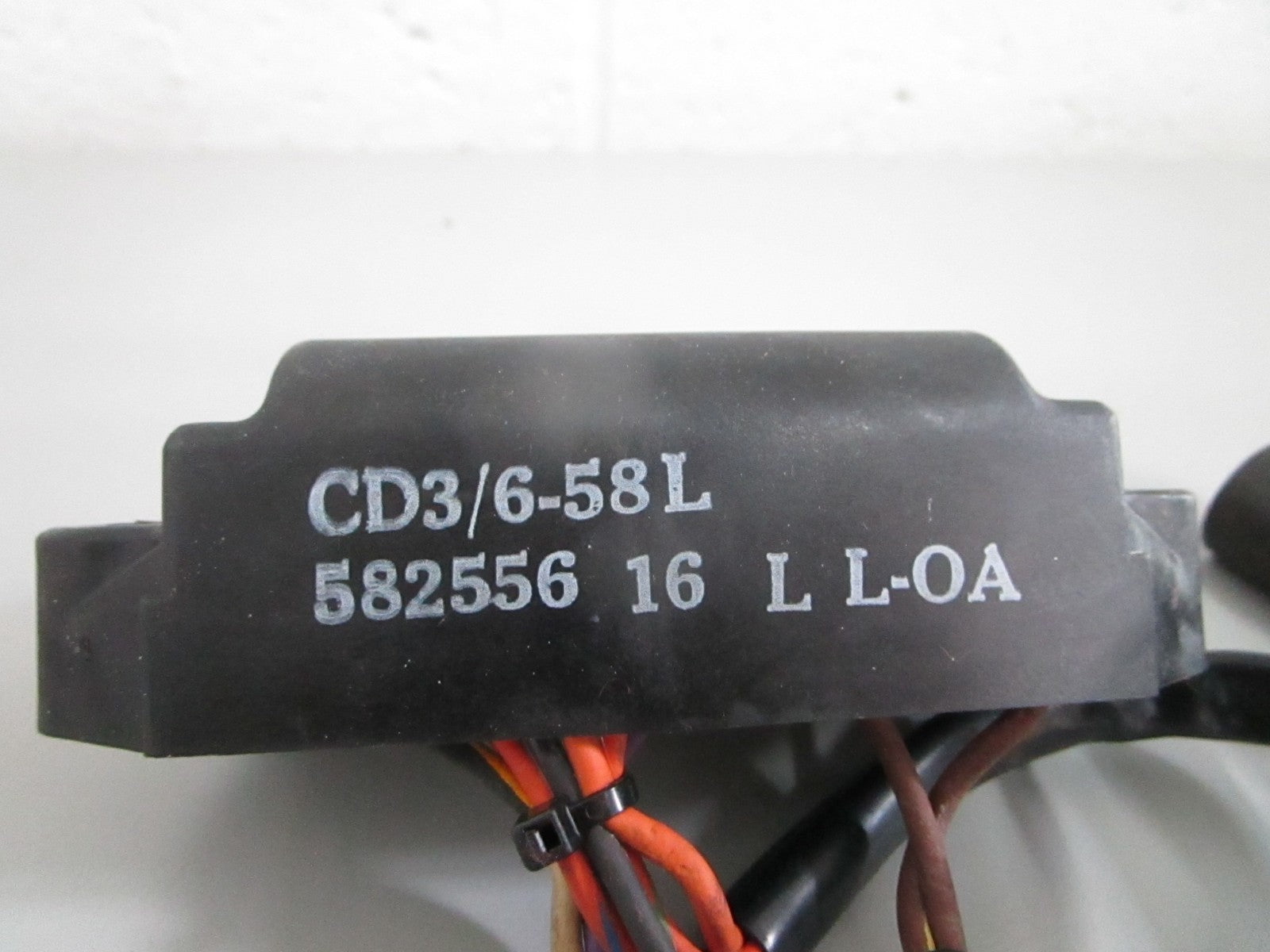 NEW OEM 582556 0582556 OMC Johnson Evinrude Power Pack 0820