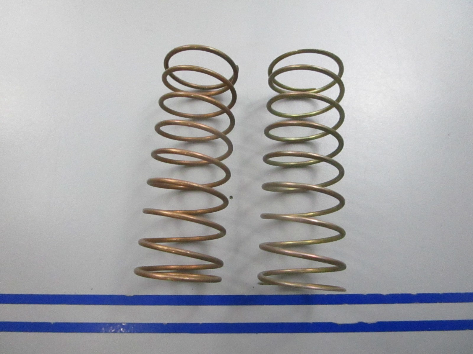 NEW OEM (LOT OF 2) 304499 0304499 OMC Johnson Evinrude Spring 0810