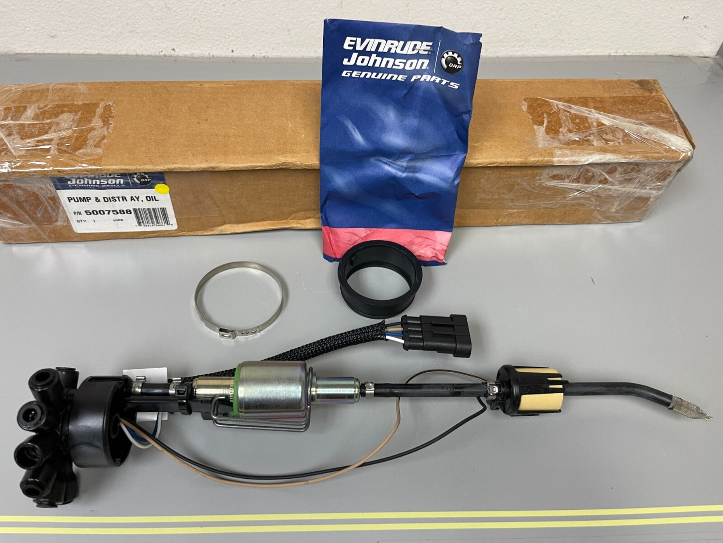 *NEW OEM* 0720 OMC Johnson Evinrude Oil Pump & Distributor Assembly 5007588