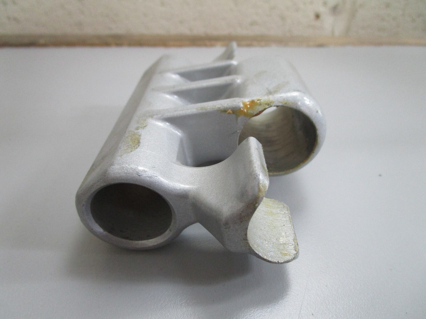 *NEW OEM* 0810 OMC Johnson Evinrude Mounting Bracket 123606 0123606