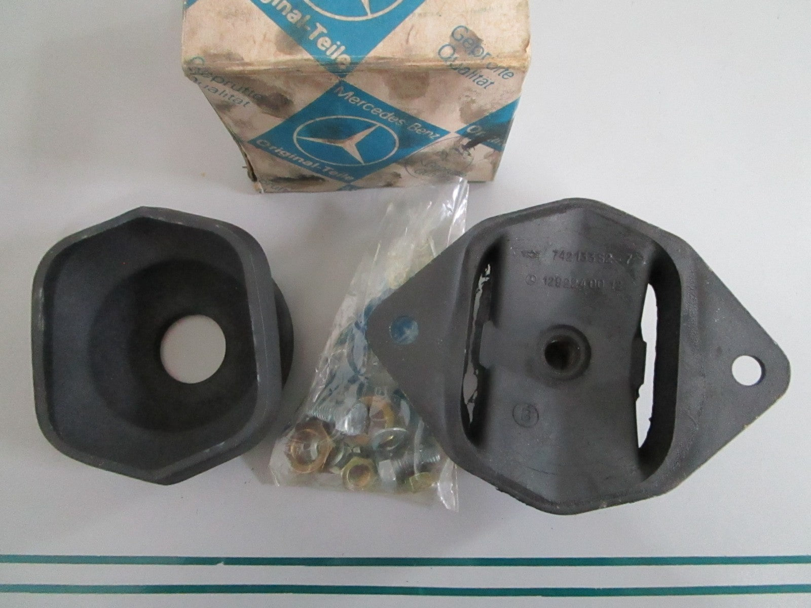 NEW OEM 1292240012 Mercedes-Benz Rubber Mount 0820