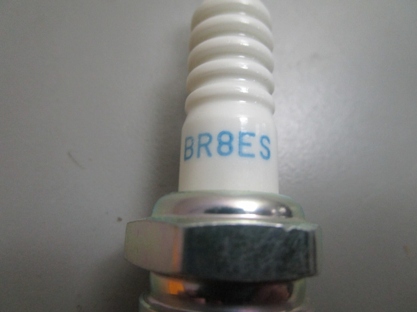 *NEW* (LOT OF 4) 0810 NGK Spark Plug BR8R8