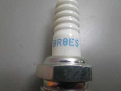 *NEW* (LOT OF 4) 0810 NGK Spark Plug BR8R8