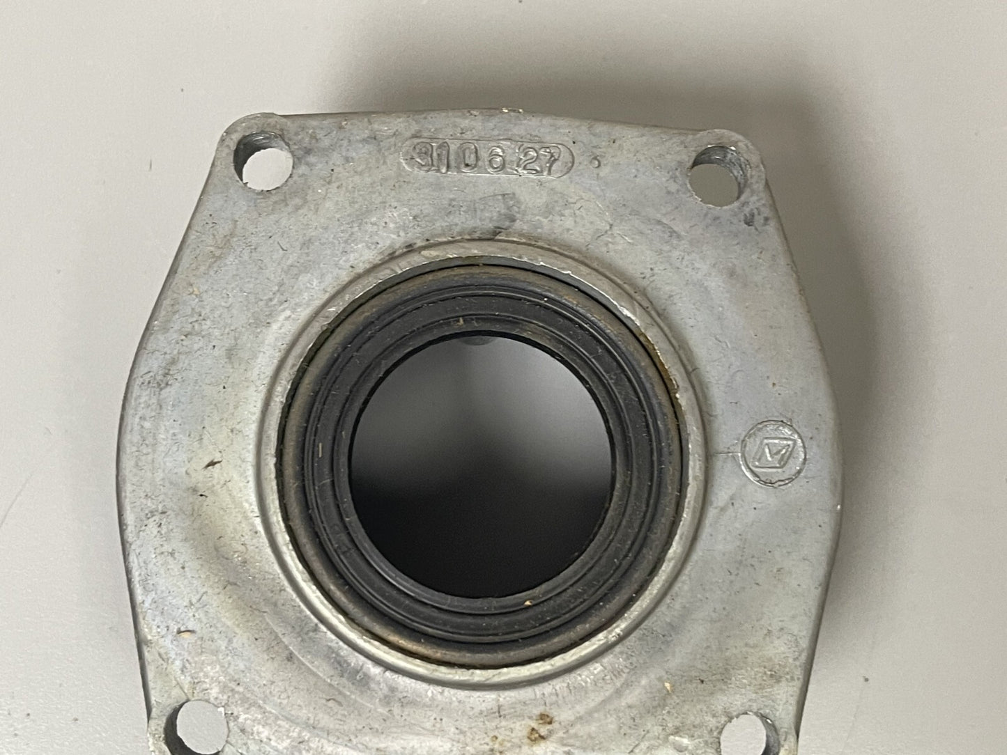 *NEW OEM* 0670 OMC Johnson Evinrude Bearing Retainer 310627 0310627