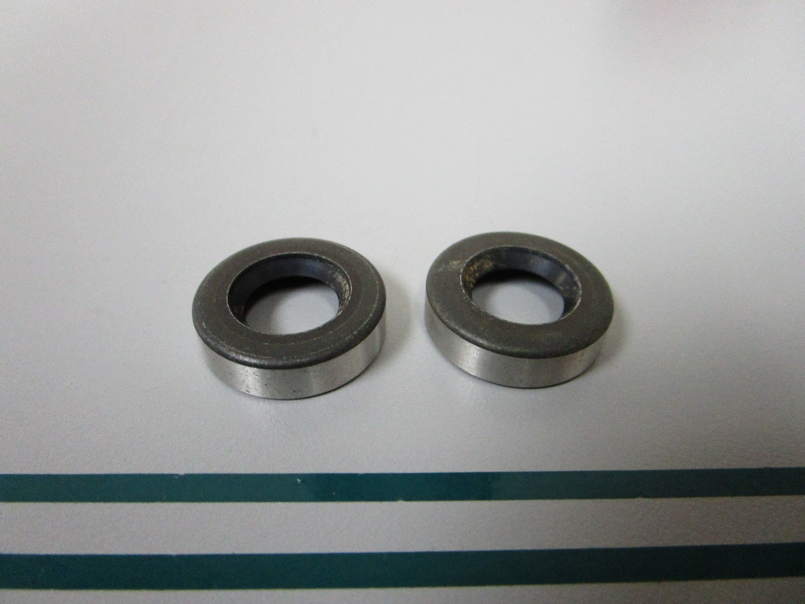 NEW OEM (LOT OF 2) 318972 0318972 OMC Johnson Evinrude Seal 0810