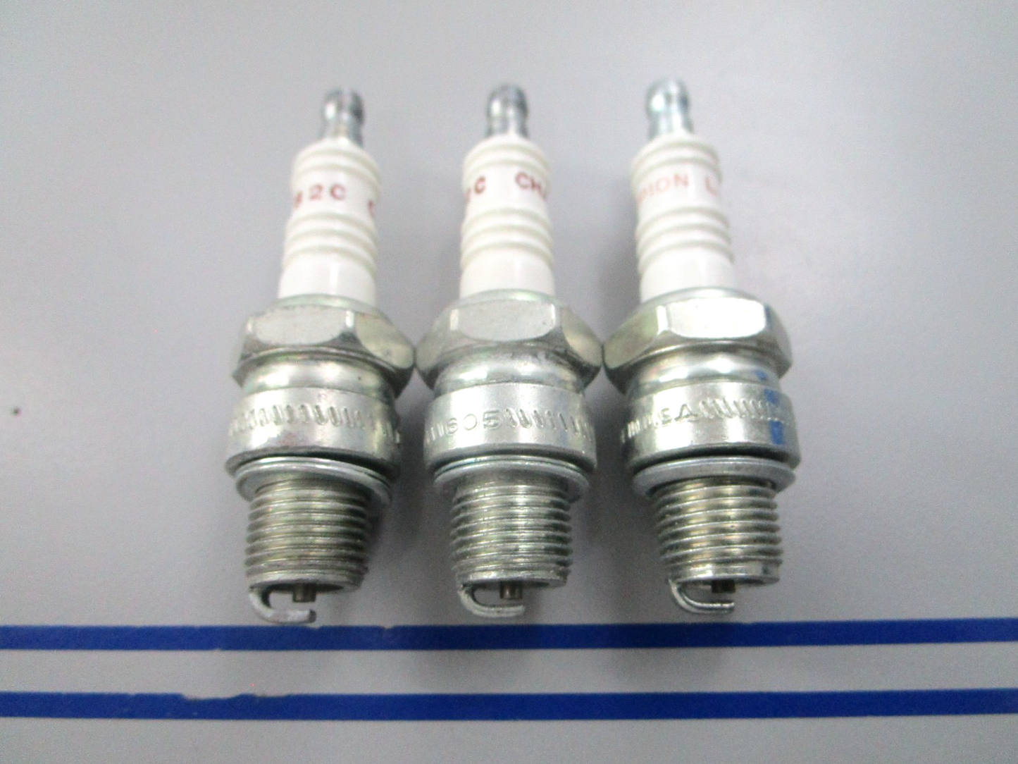 NEW (LOT OF 3) Champion L82C Spark Plug 0810