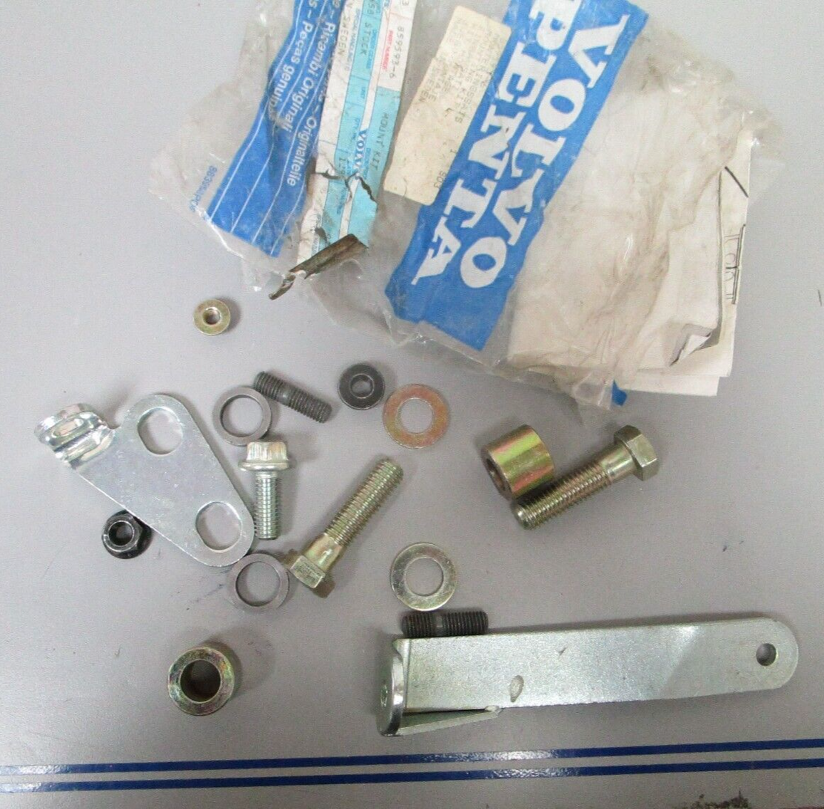 *NEW OEM* 0720 Volvo Penta Mount Kit 859593