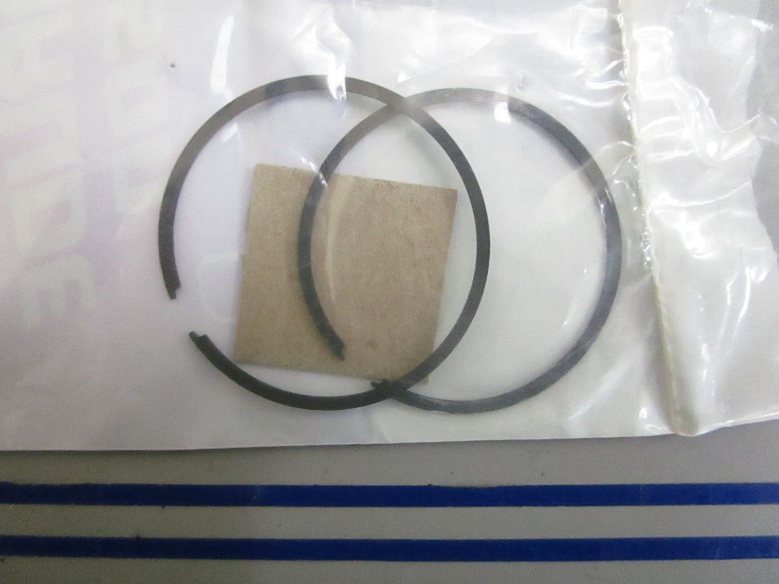 *NEW OEM* 0820 OMC Johnson Evinrude 2 Piston Ring Set 435580 0435580