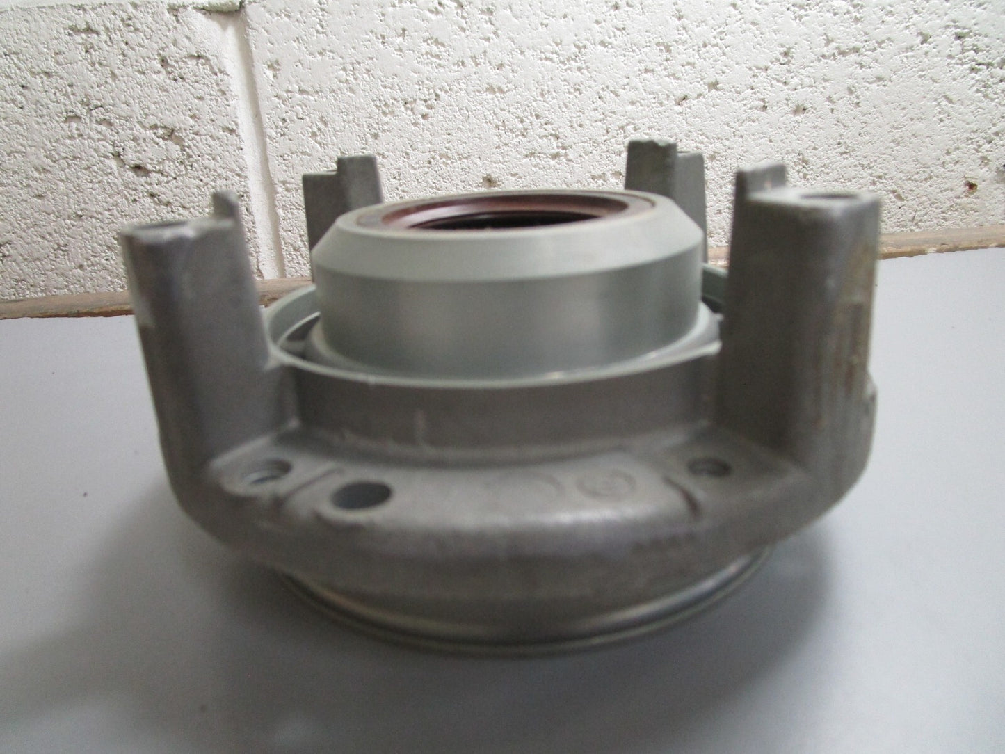 *NEW OEM* 0820 OMC Johnson Evinrude Crankcase Head & Bearing 387432 0387432