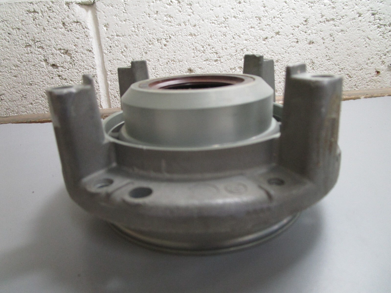 *NEW OEM* 0820 OMC Johnson Evinrude Crankcase Head & Bearing 387432 0387432